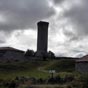 La Clauze : Cette tour perchée sur un bloc de granit demeure le seul vestige important d'un château bâti durant la seconde moitié du XIIe siècle et qui joua un rôle durant les guerres de Cent ans et de Religion (crédit photo M. Jérémie).